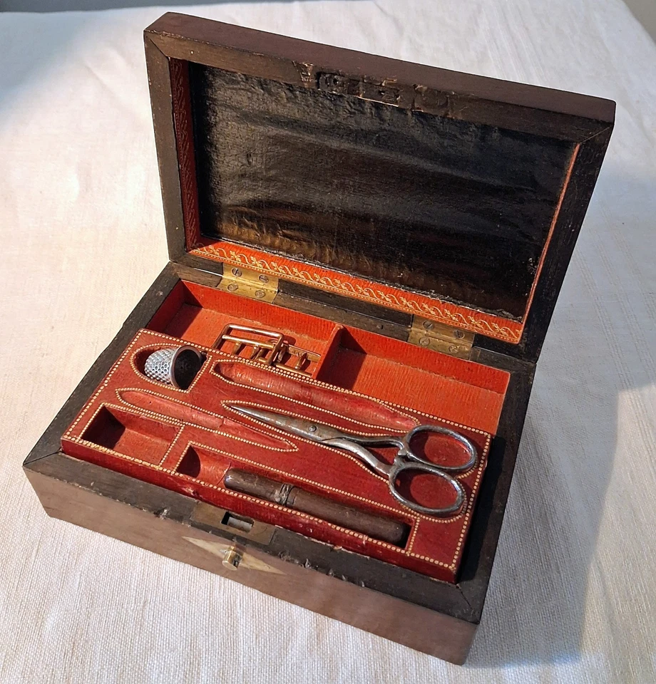 BOITE COFFRET NECESSAIRE DE COUTURE DU XIXème siècle - Photo 1/4
