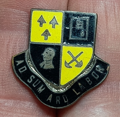 Vintage Emaille Pin Anstecknadel ''Ad Sum Ard Labor'', Gefängnisinsasse Humor