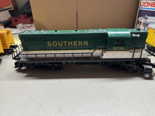 Lionel 6-8255 O Gauge Santa Fe GP-9 Dummy Diesel Locomotive Ex Box