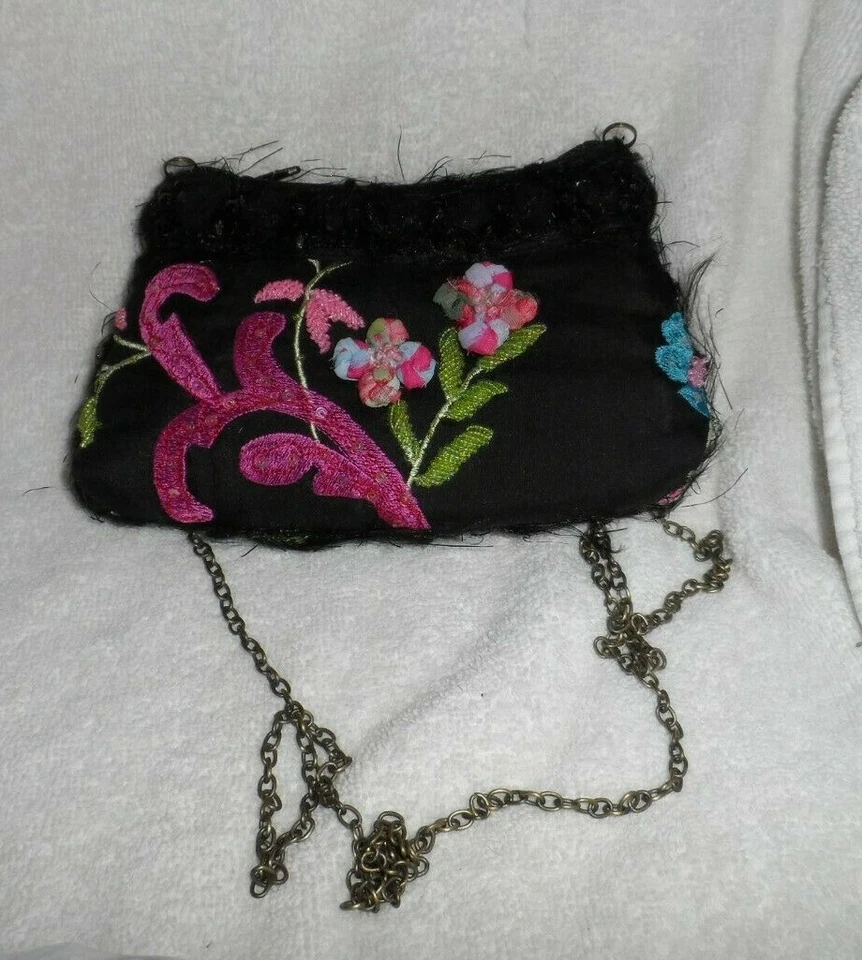 Precioso Bolso de Hombro Mary Frances Pequeño Negro con Cuentas, Lentejuelas y Bordados