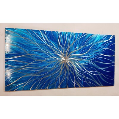 Moderne abstrakte zeitgenössische Wandkunst aus Metall. Nova. Blau und Silber 