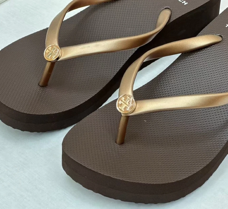 Chanclas Tory Burch para mujer color champán dorado tacón de cuña toboganes de playa Foto 3 de 4