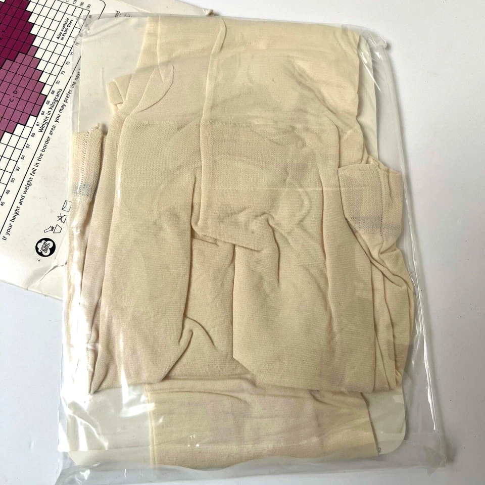 Pantimedias Hanes Silk Reflections Control Top Luz Opaca Talla CD Clásico Perla Foto 3 de 4