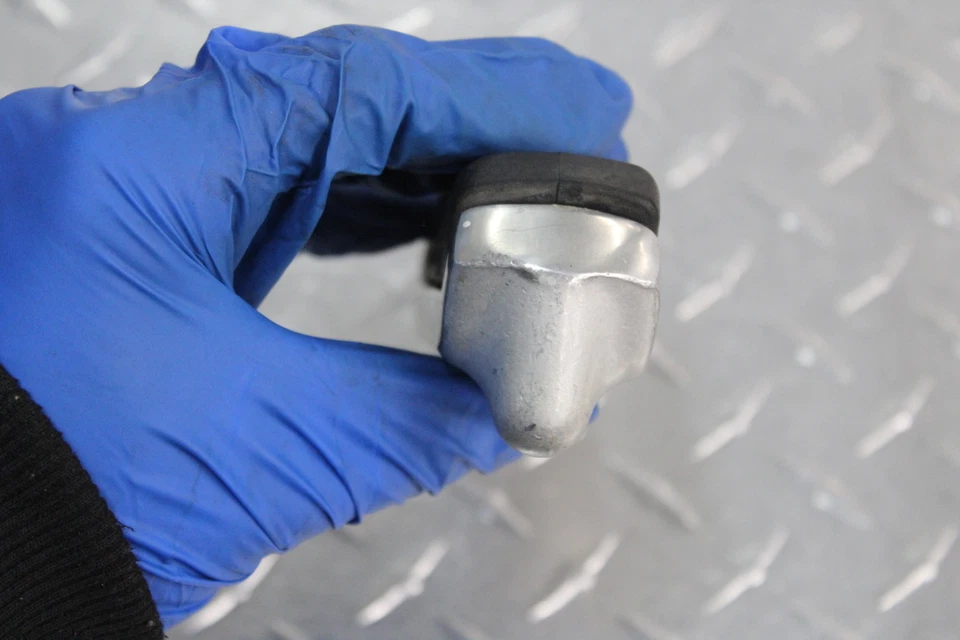 Suzuki GS550ESF 1985 reposapiés delantero izquierdo clavija paso a paso Foto 4 de 4