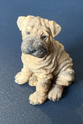 Charmante figurine de chien shar pei en résine peinte à la main - hauteur 5cm - Photo 1/4