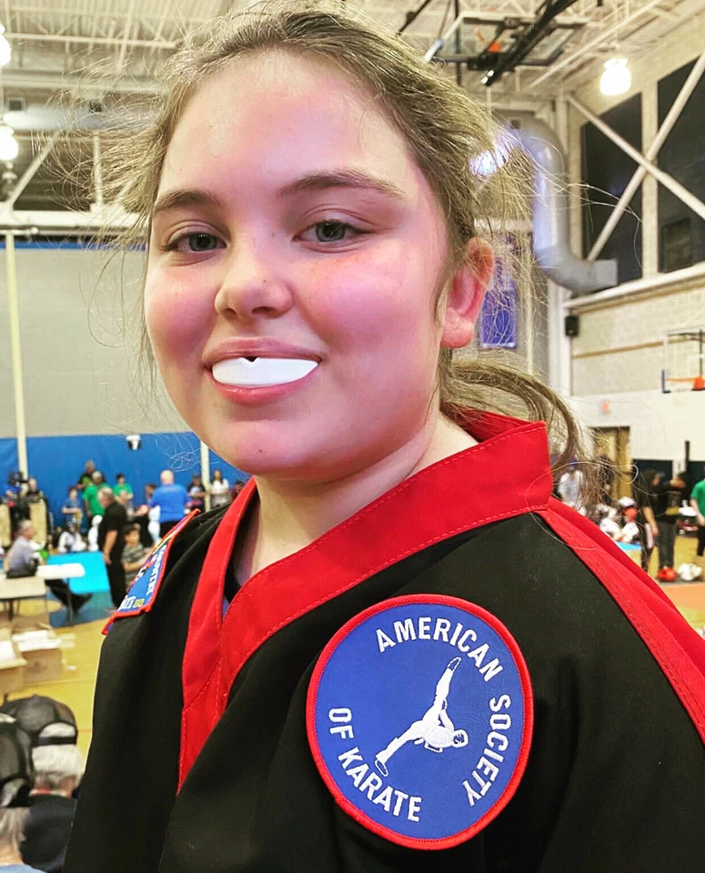 Protector bucal de fútbol Oral Mart MMA BJJ bandera de karate (blanco/azul) con estuche gratis Foto 2 de 4