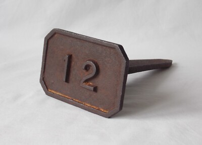 ANTIKES GUSSEISERNES NUMMERNSCHILD MIT STACHELN UND FLACHER SPITZE. NO 12. UNGEWÖHNLICH.