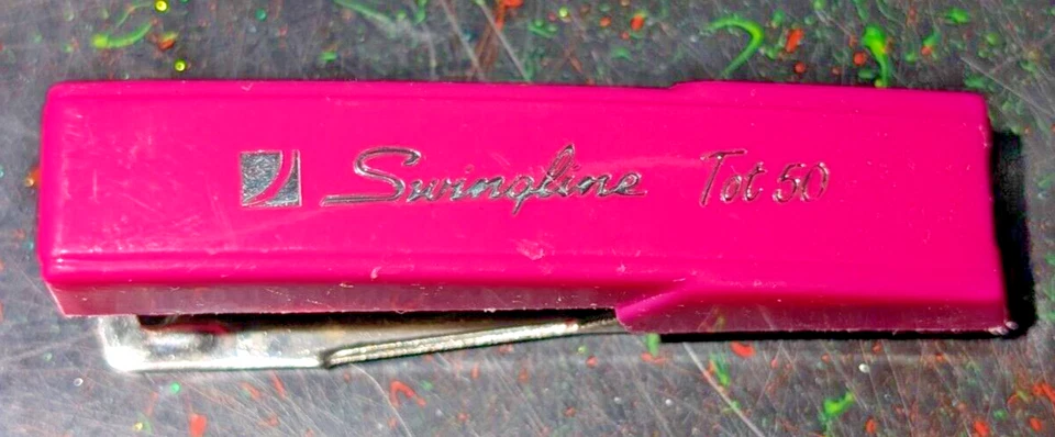 Mini grapadora de oficina vintage Swingline Tot 50 rosa ~ENVÍO RÁPIDO~ Long Island NY EE. UU. Foto 2 de 4