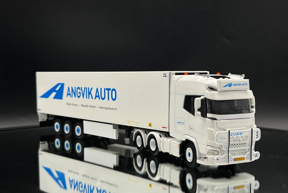 Remolque frigorífico DAF XG+ 6x2 eje etiqueta "Angvik Auto" modelos de camiones WSI escala 1:50 Foto 2 de 4