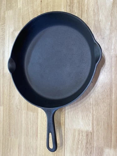 GRISWOLD CAST IRON SKILLET No.8 SMALL BLOCK LOGO ERIE, PA. 704K
