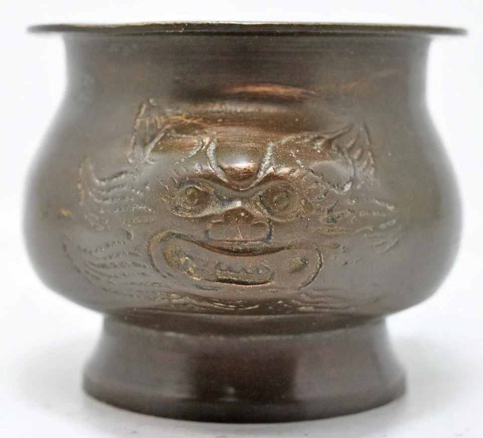 Antigua olla redonda de latón para beber agua original antigua hecha a mano cara de león Foto 2 de 4