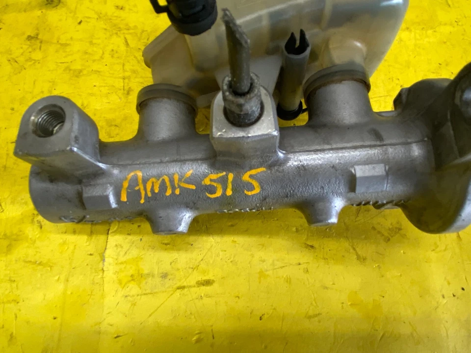 Cilindro maestro de freno Suzuki Forenza 2004-2008 2,0 L con tanque de depósito OEM Foto 2 de 4