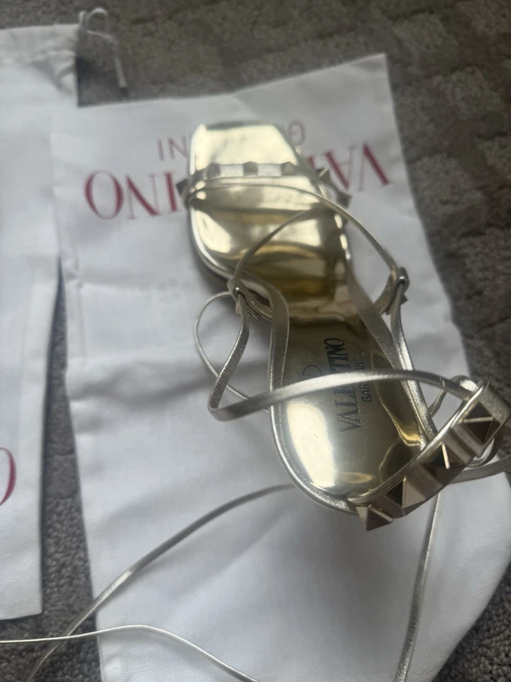 Sandalias doradas Valentino talla 37,5 con tachuelas doradas Foto 2 de 4