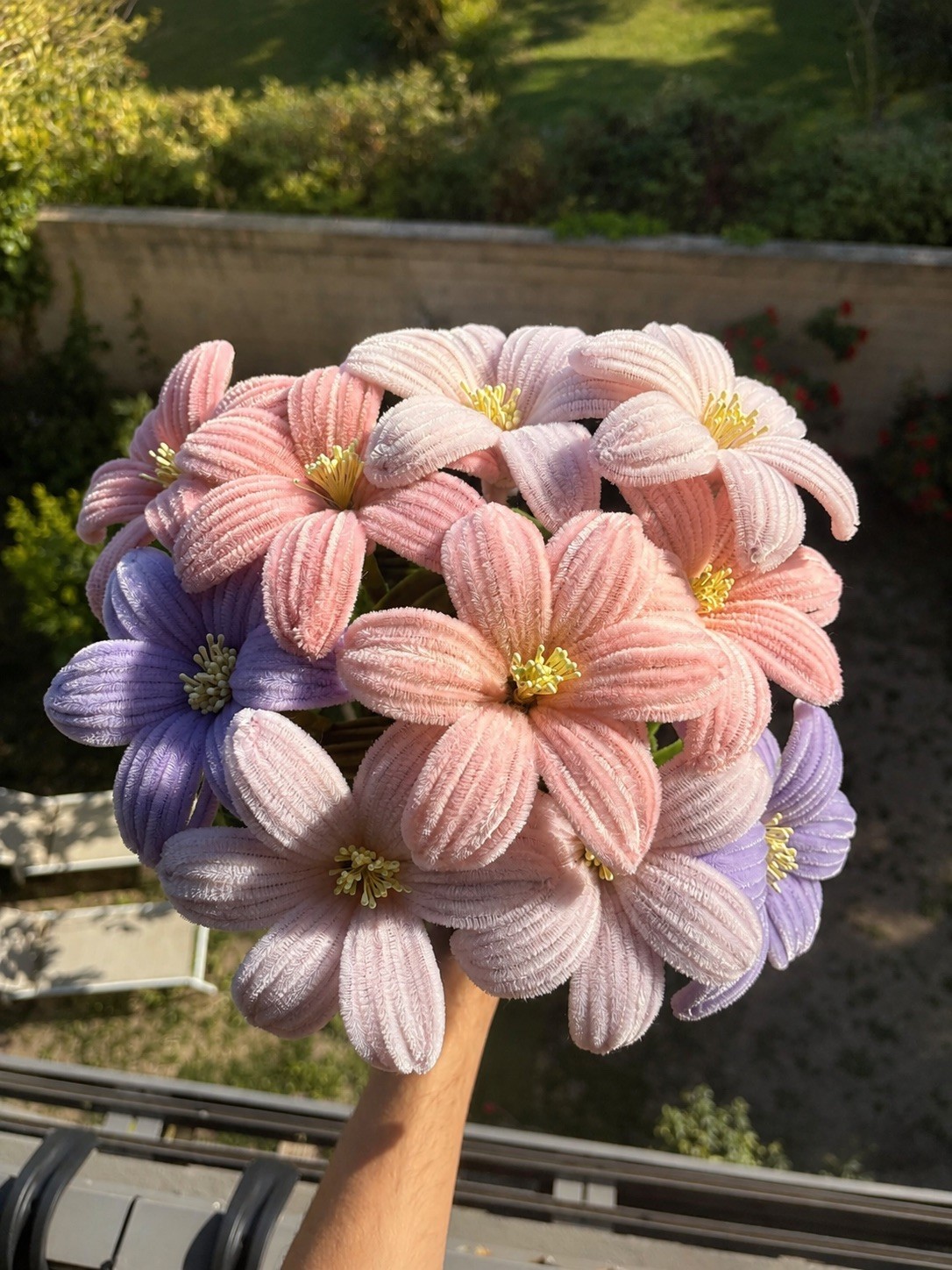 Lys éternels artisanaux : bouquet de 10 fleurs en fil chenille fait main