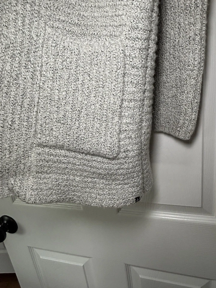 Volcom Women's Cardigan Size M 81% Acrylic, 13% Polyester, 6% Wool - Image 2 of 4