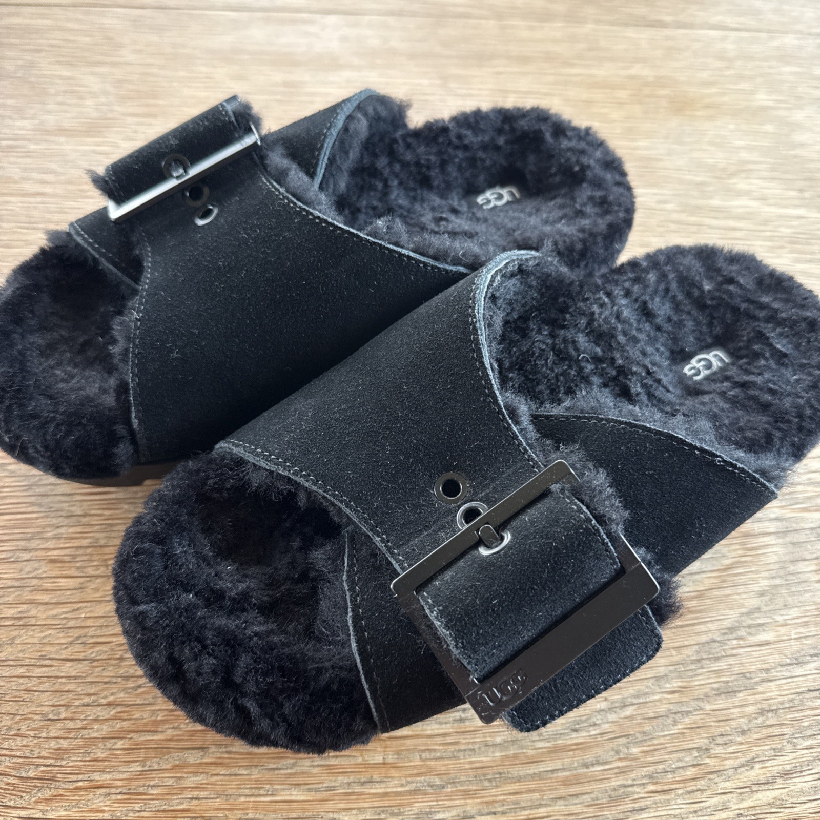 SAOLA UGG OUTSLIDE ciabatte nere in pelliccia sintetica fibbia slide suola treadlite donna US 7