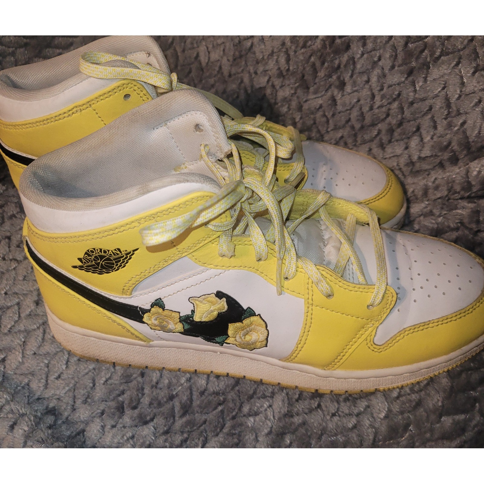 Air Jordan 1 Mid SE Yellow Floral Women Youth Size 7Y Sneakers thumbnail 4