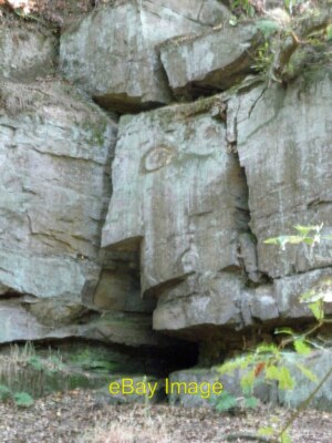 Foto 6x4 Felswand 2 Eine Reihe von Gesichtern in den Fels gehauen in einem stillgelegten c2011