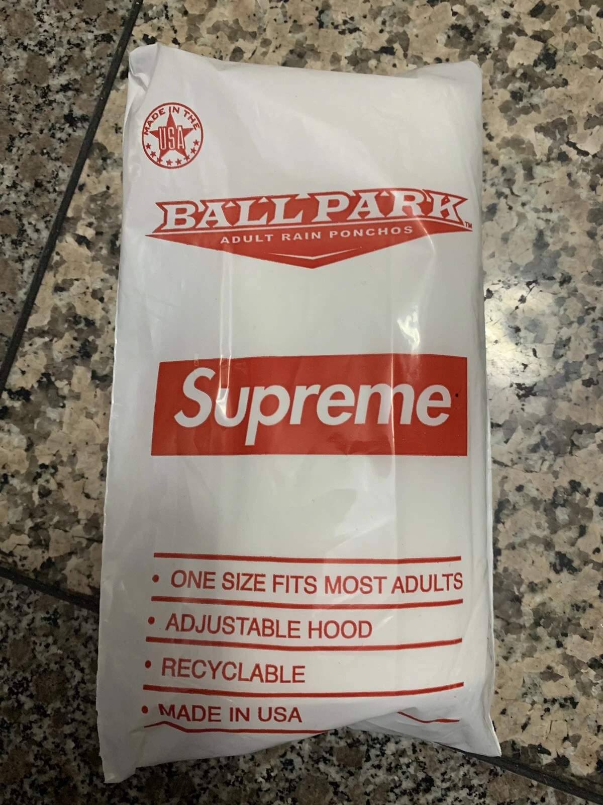 Logo boîte poncho Supreme New York Ballpark NEUF SS20