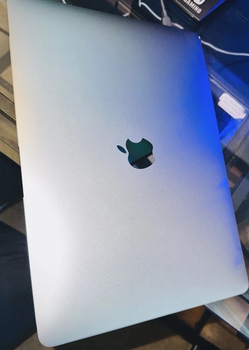 Apple MacBook Air 2020 (M1, 8GB RAM, 512GB SSD) - Space Gray - DAMAGED SCREEN thumbnail 2