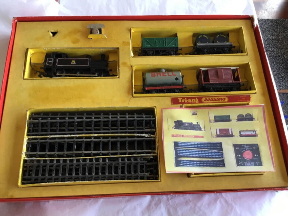 Rare Tri-ang R3E Train Set in original box. From 1958. R52 Jinty Locomotive. - image 2 of 4