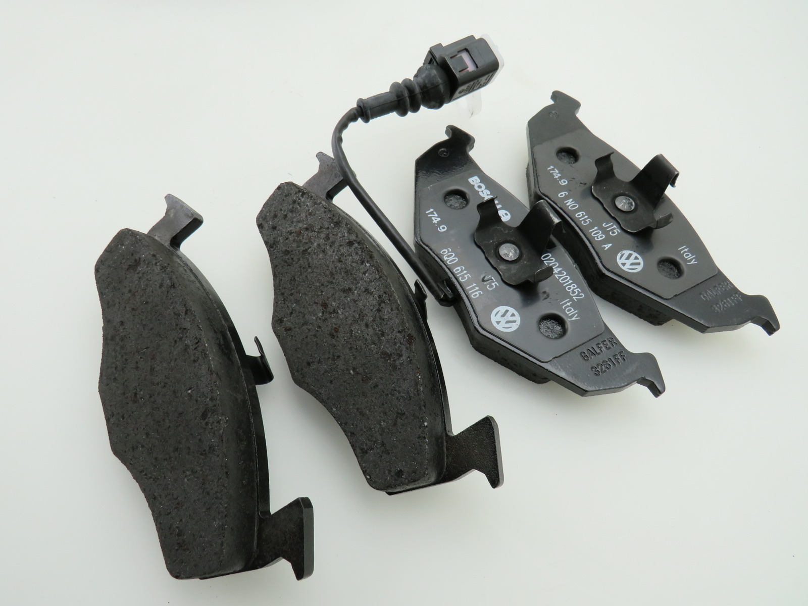 Bremsbeläge Bremsbelag Satz Verschleißanzeige vorne 6Q0698151B  