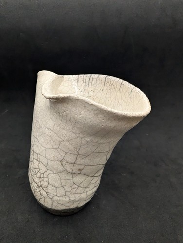 Vaso Raku bianco crepitante arte ceramica svasato ondulato collo irregolare firmato Muri ? 84 - Foto 3 di 22
