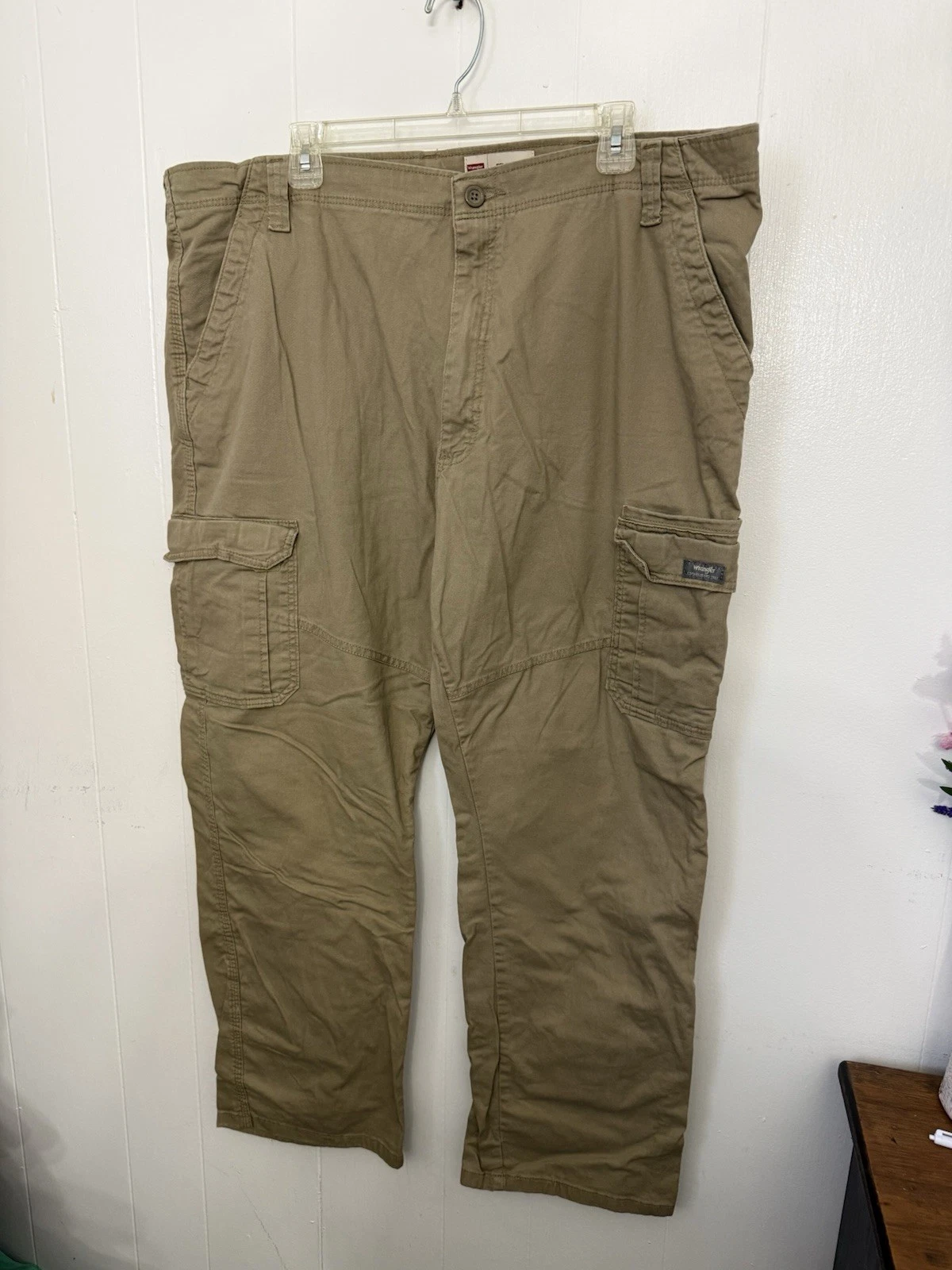 Wrangler Cargo Pants 42x30 Khaki Relaxed Fit Workwear Utility Dad Core Carpenter