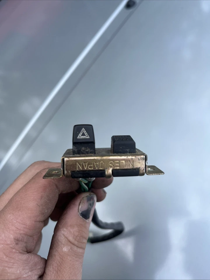 Interruptor de peligro Datsun Nissan 720 1980-1986 OEM piezas originales usado Foto 3 de 3