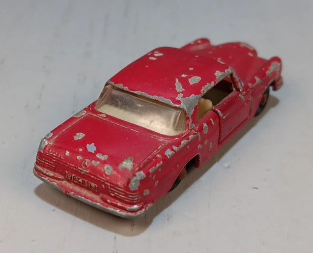 Vintage 1963 Lesney Mercedes Benz 220 SE #53 Red White Int England - Image 3 of 4