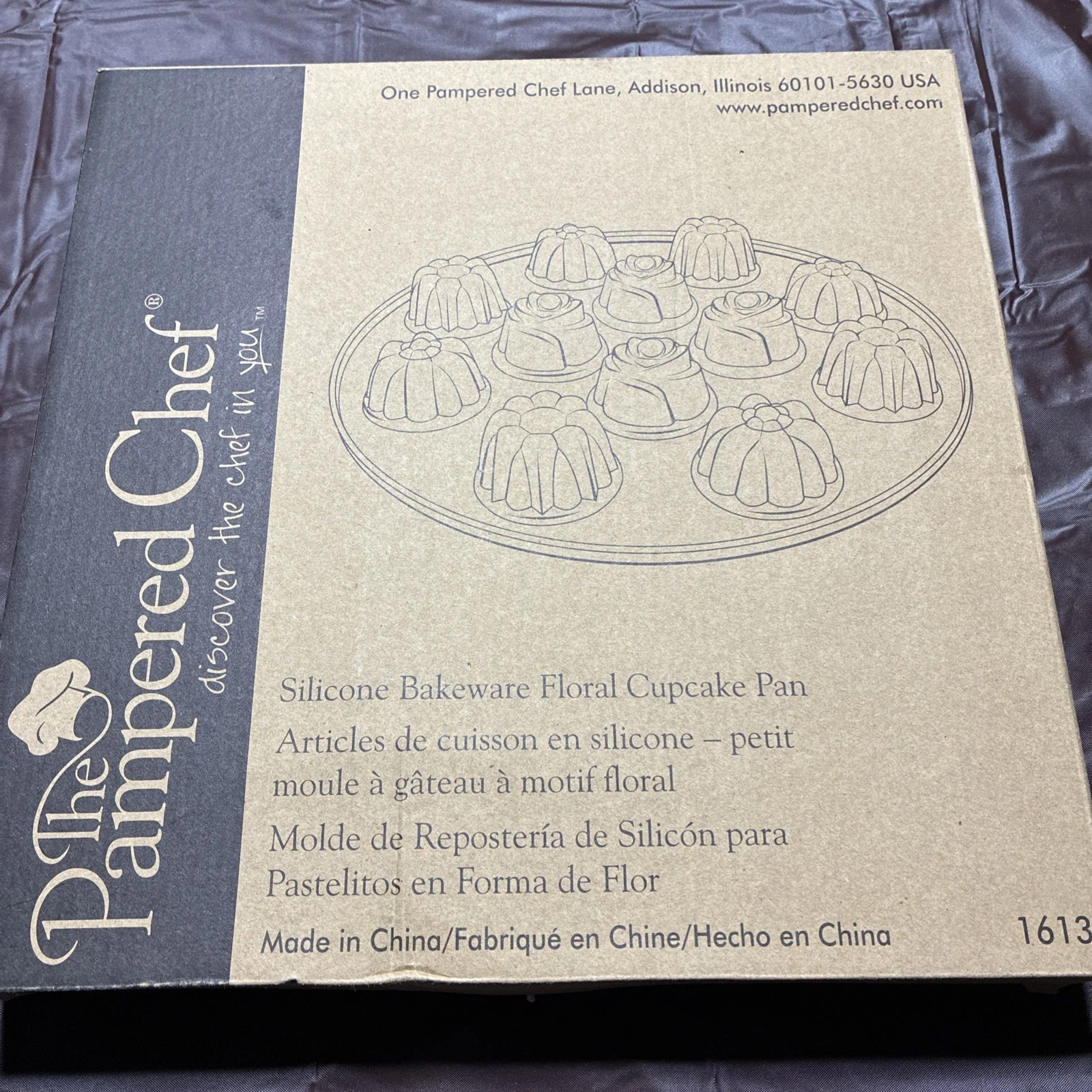 Pampered Chef Silicon Bakeware Floral Cupcake Pan #1613 – New in the Box