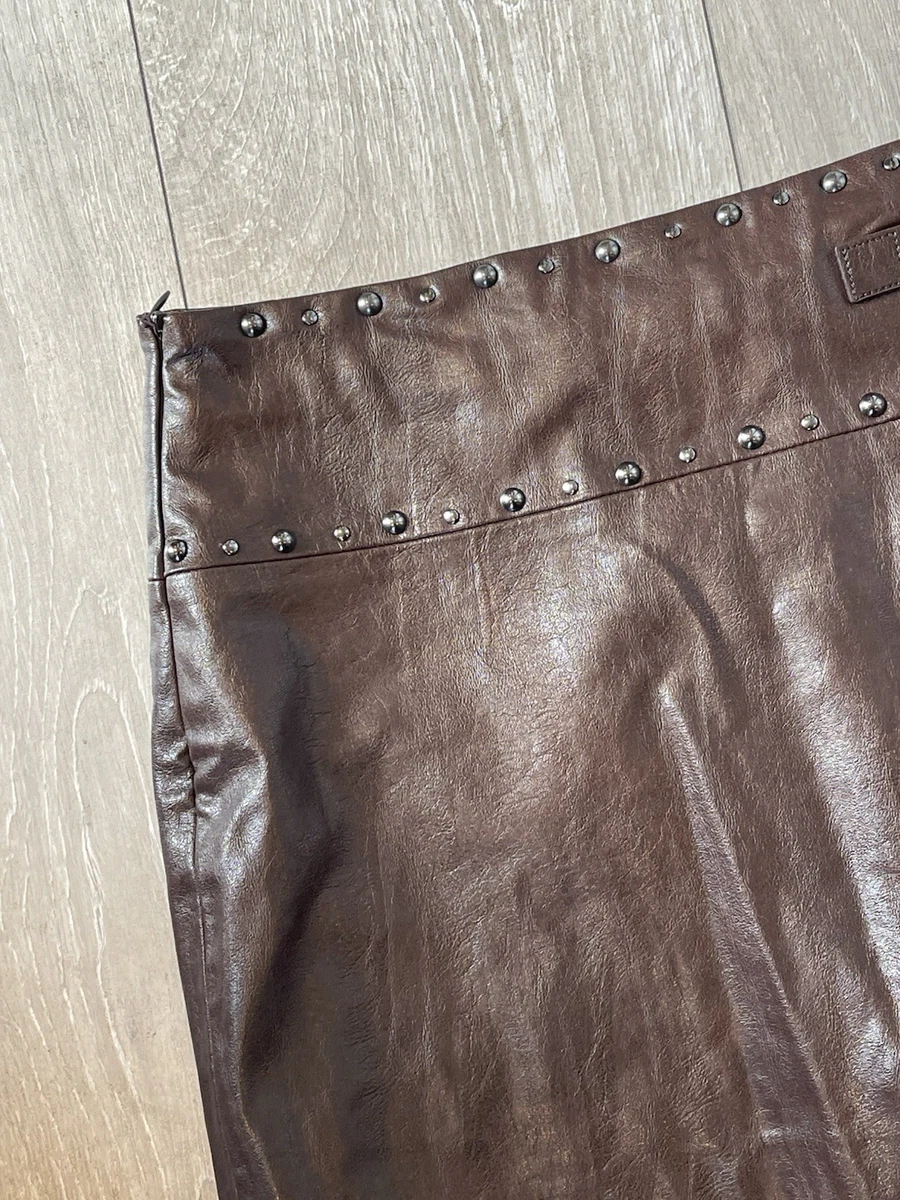 Minifalda corta Bershka marrón imitación cuero tachonado UK12 NUEVA CON ETIQUETAS PB50