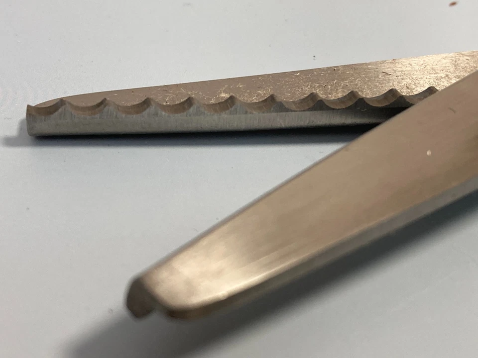 Fiskars 9" Pinking Shears plus 9" Scalloped Cutters Lot of 2 Vintage Scissors - Image 4 of 4