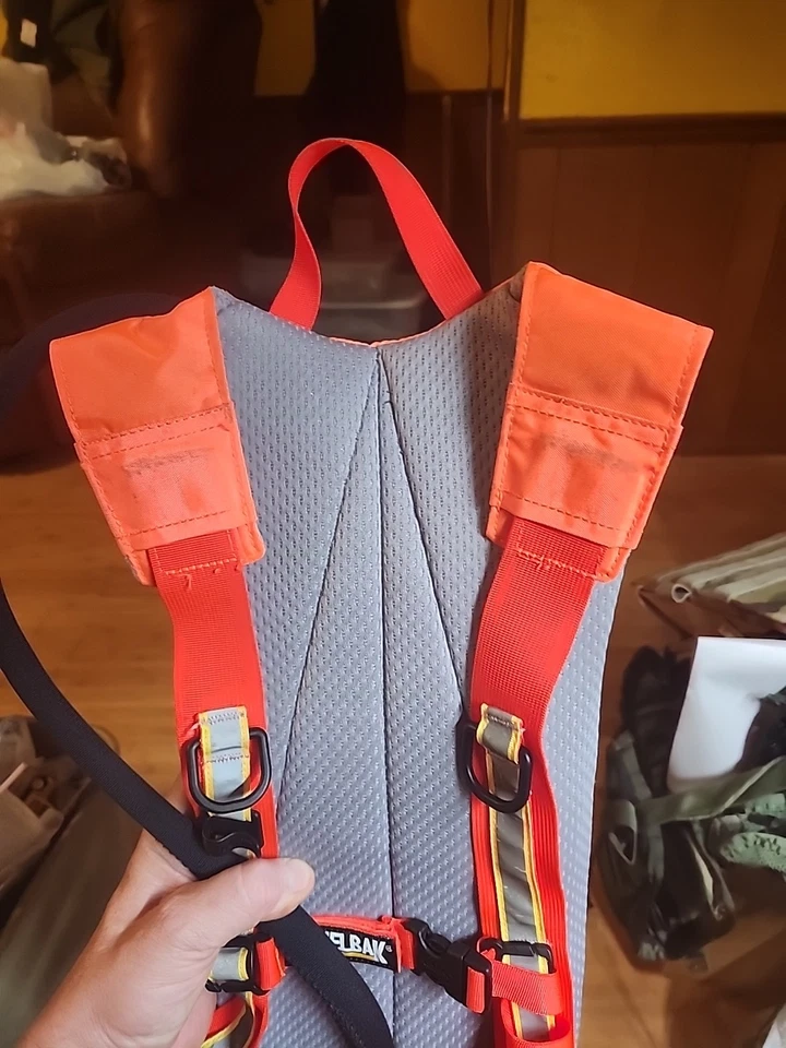 Mochila de hidratación CAMELBAK Hi-Viz naranja reflectante 2 litros equipo usada en excelente estado Foto 3 de 4