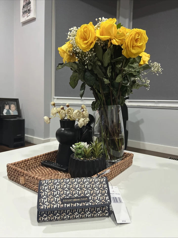 Carteira feminina Tommy Hilfiger nova em folha com vários bolsos - Imagem 2 de 4