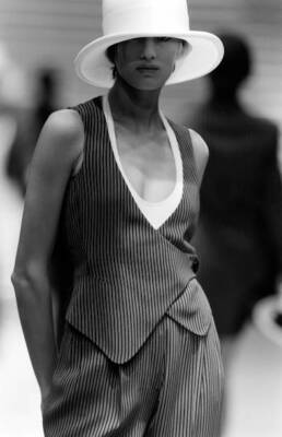 Yasmin Le Bon model in a Gianfranco Ferre fashion show 1993 Old Photo 15