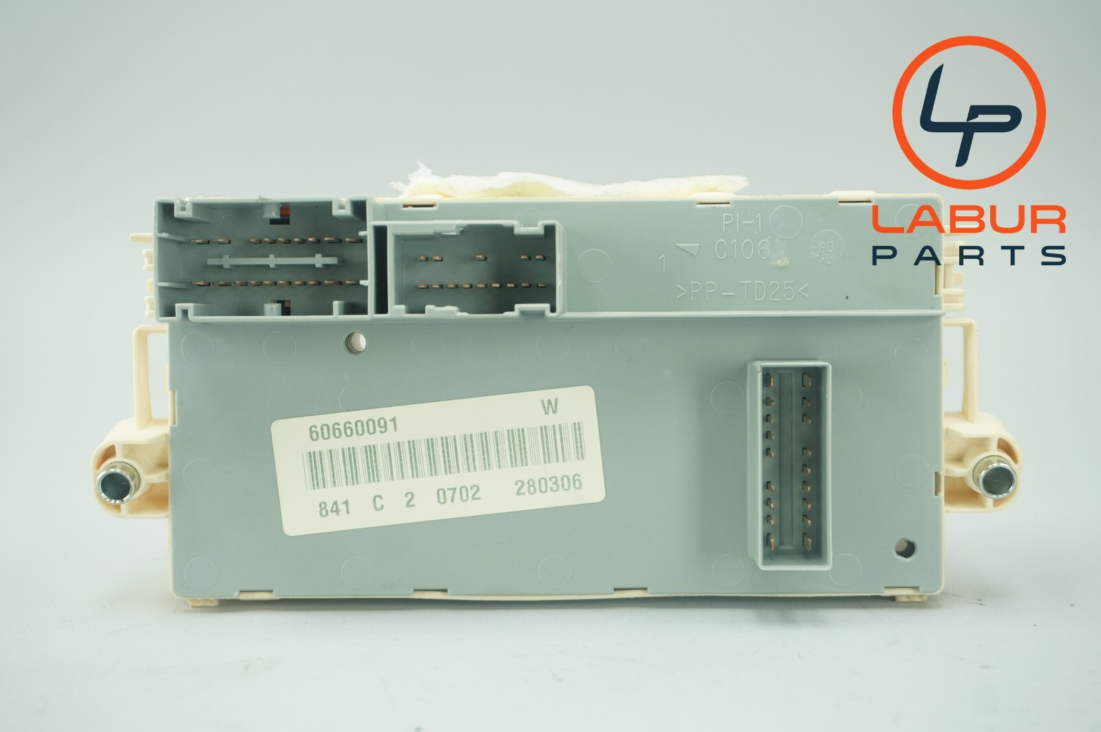 M139 03-19 Maserati GranTurismo Quattroporte Front Relay Fuse Box B1057