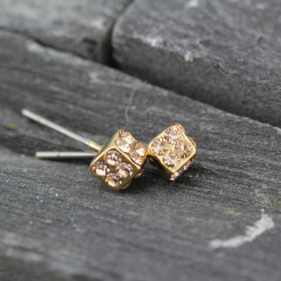 Nuevo Juego de Aretes de la Suerte Estilo Dados de Cristal Enchapados en Oro 18K Lindo Medio Cubo Foto 4 de 4