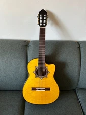 Requinto, con estuche duro