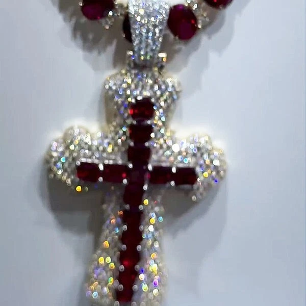 Colgante de cruz de diamantes y rubíes simulados de 2,90 quilates para hombre enchapado en oro blanco de 14 k Foto 4 de 4