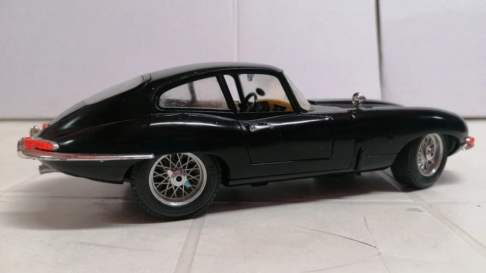 Modellino Jaguar E Type 1961 1/18 BURAGO ,Nero Diabolik - Immagine 4 di 4
