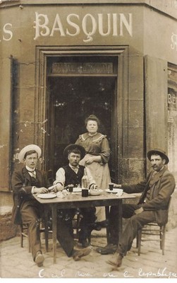 Photo card - CREIL - Rue de la République - men seated in front of the café