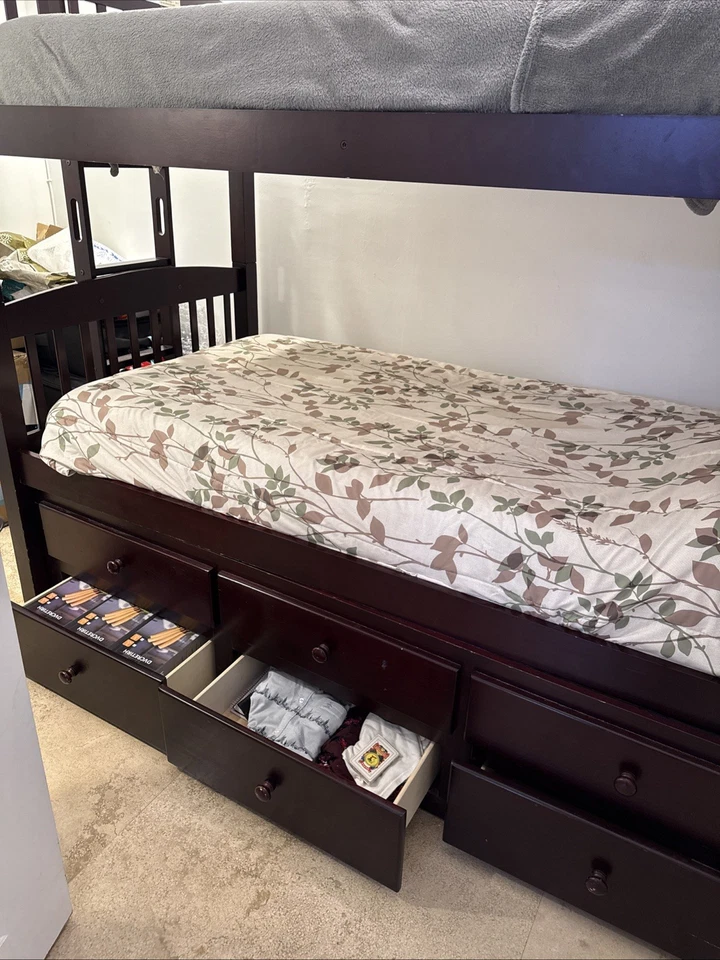 Litera doble opcional debajo de la cama de almacenamiento. Pino macizo y acabado en un cappucino Foto 2 de 4