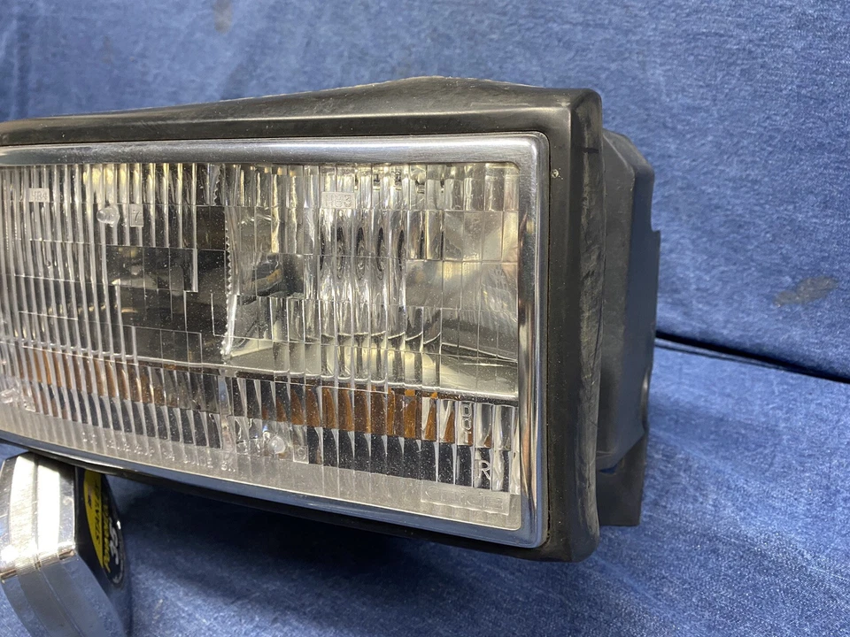 1994 1996 年凯迪拉克 FWD 德维尔右侧车头灯带安装面板 — 第 3/4 张图片