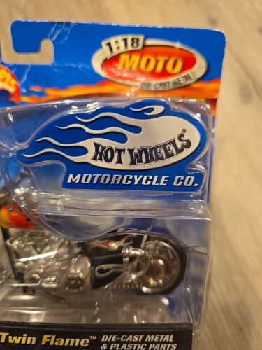 2001 Mattel HOT WHEELS Moto Twin Flame Die-cast motorcycle 1:18 Motorcycle 89339 - Picture 4 of 6