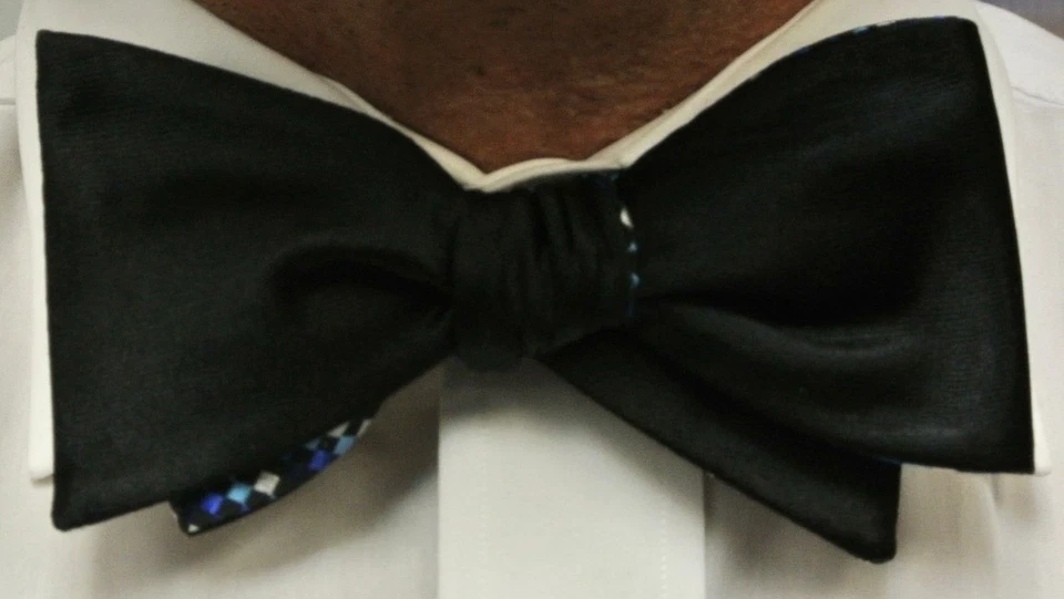 Pajarita Hombre REVERSIBLE Negra Sólida Geométrica Azul AUTOCORBATA Pajarita Foto 3 de 4