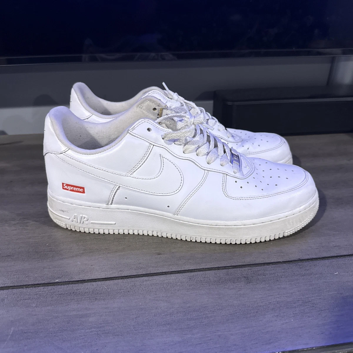 Preços baixos em Nike Air Force 1 x Supreme Low Box Logo - White