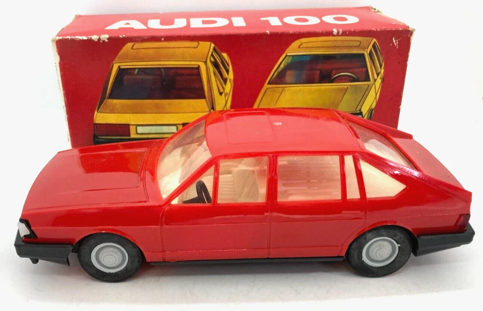 40351 PIKO / RDA / PLASTIQUE / AUDI 100 FRICTION ROUGE 1/25 - Photo 3/4