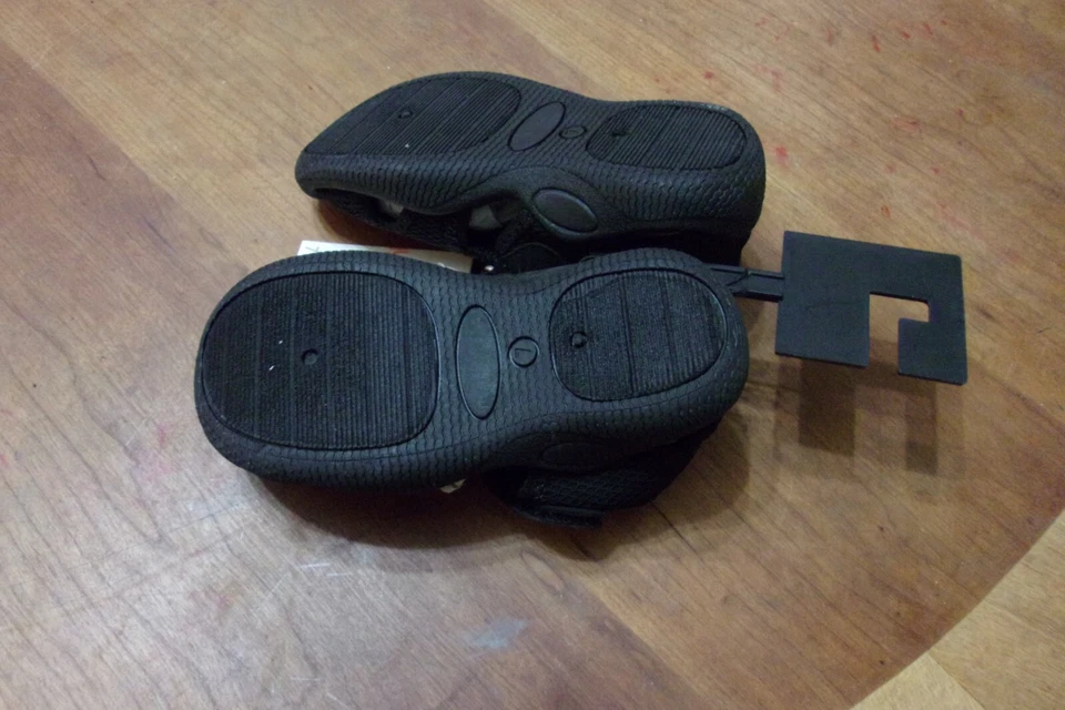 Sandálias Jumping Beans de malha preta biqueira fechada sapatos aquáticos criança tamanho 7 Novo com etiquetas - Imagem 4 de 4