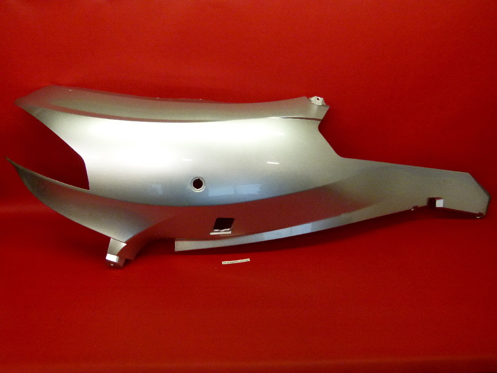 Carénage latéral scooter pour remplacer une carrosserie rayée après une chute